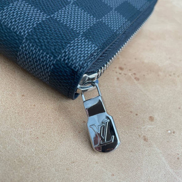 Authentic Louis Vuitton Zippy Wallet - Damier Graphite Canvas - Picture 4 of 6